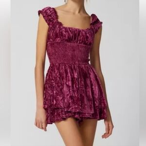 URBAN OUTFITTERS WOMEN VELVET ROMPERS JUMPSUIT SIZE S BURGUNDY NWOT